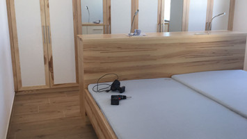 Schlafzimmerschrank und Bett Kernesche.jpeg