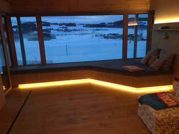 Liegefenstermöbel mit Stauraum tapeziert und mit LED beleuchtet