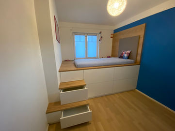 Hochgestelles Bett mit Stauraum