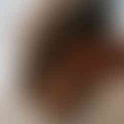 Couple qui se serre dans les bras