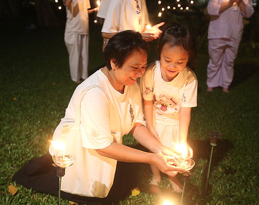 บรรยากาศการสวดมนต์ ทำวัตรเย็น อธิษฐานจิต ตามประทีป และเวียนเทียน
เนื่องในวันอาสาฬหบูชา
