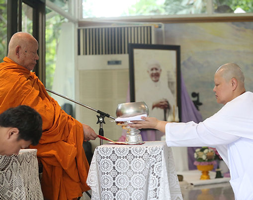 “การบวช
คือโอกาสแห่งการได้สิ่งสูงสุดที่มนุษย์ควรจะได้รับ
คือได้รับความรอดแห่งจิตใจ
ได้รับอมตธรรม
คือความไม่ตายแห่งจิต”
แ ม่ ชี ศั น ส นี ย์ เ ส ถี ย ร สุ ต