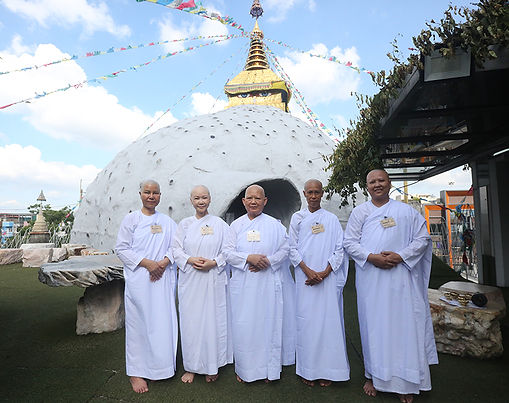 “‘การบวช’
คือโอกาสแห่งการได้สิ่งสูงสุด
ที่มนุษย์ควรจะได้รับ
คือได้รับความรอดแห่งจิตใจ”
แ ม่ ชี ศั น ส นี ย์ เ ส ถี ย ร สุ ต