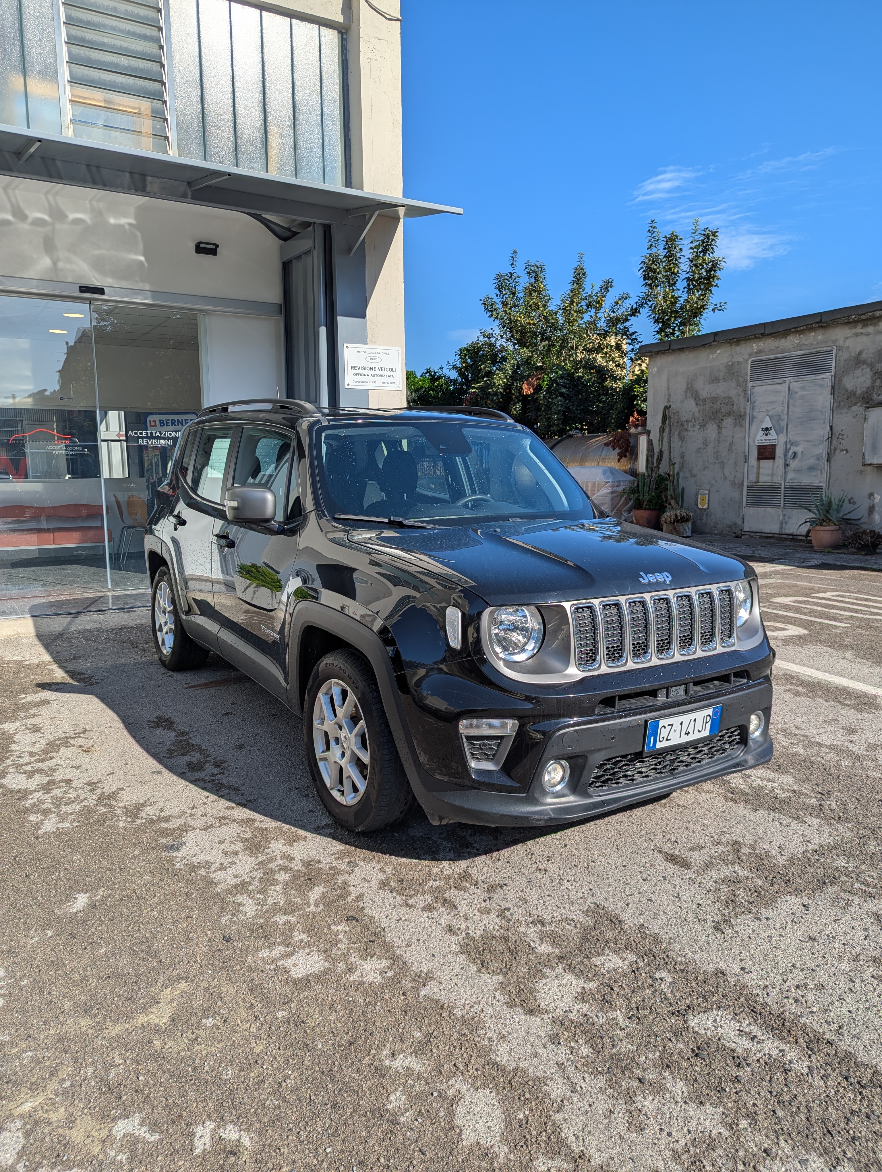 Una delle auto della vetrina Mediterranea Auto