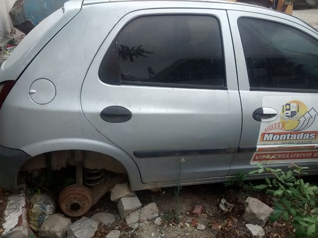 Parado por falta de manutenção. Ausência de rodas e pneus traseiros.