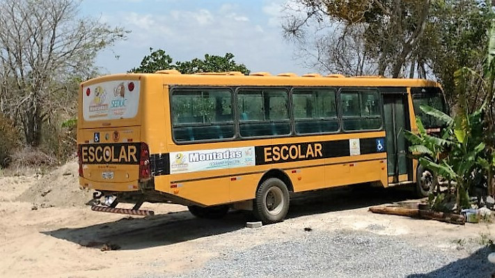 Ônibus Escolar de Montadas está abandonado a mais de 03 meses em Lagoa de Dentro/BR-230