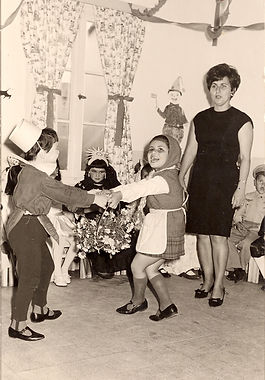 בת חמש בגן חובה במופע בפורים (003).jpg