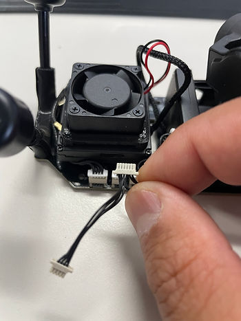 For the VTX side, note the reference. (The pins are exposed) Please, please be careful on this next step as improper installation will bend the pins inside the VTX and the unit will not properly work.