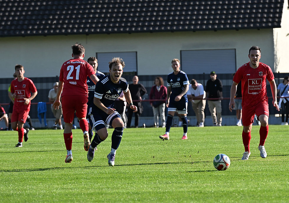 Luca im Zweikampf - insgesamt ein faires Spiel - das Umfeld war unruhiger