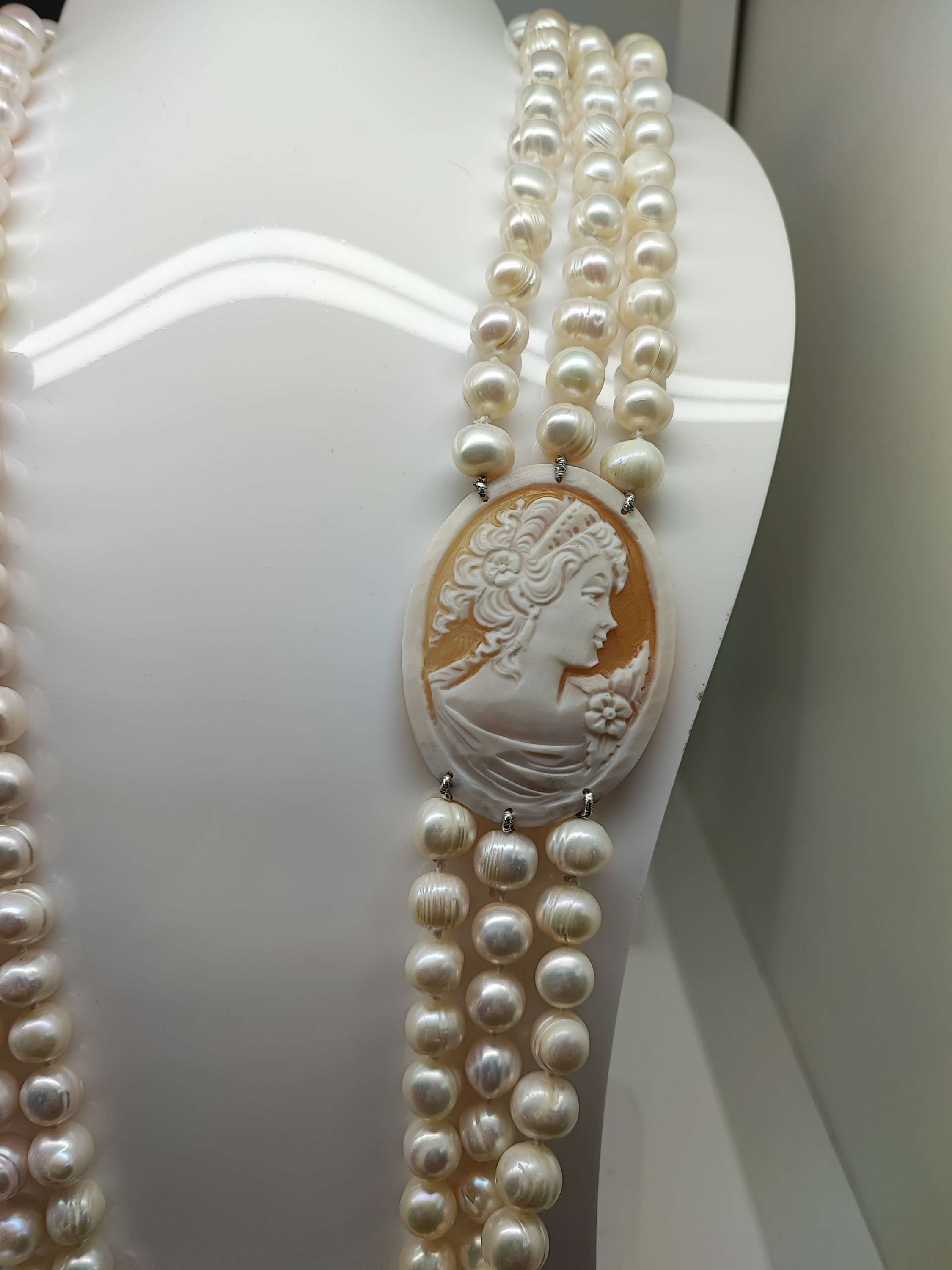 COLLANA PASSIONEDELE TRIPLO FILO DI  PERLE  E CAMEO NATURALE