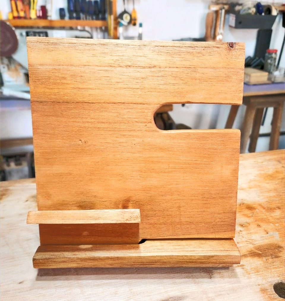 Miniatura: Suporte de mesa para celular e relógio com espaço para fio de carregador