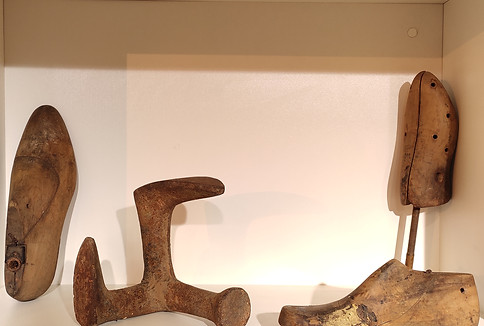  Molde_ forma de sapateiro em madeira .jpg