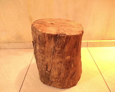Tamborete de toco de árvore.jpg