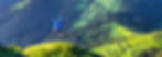 Homme sautant de joie devant un paysage de montagnes, illustrant le changement, la liberté et la transformation personnelle inspirée par la citation d'Albert Einstein sur l'importance d'agir différemment pour obtenir de nouveaux résultats.