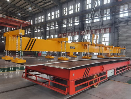 Elevação magnética com alto poder de atração para chapas de aço pesadas.