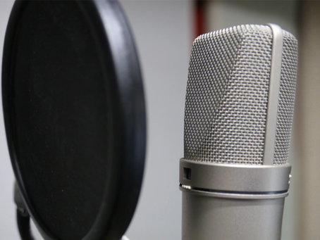 Why does Scratch Studio use the Neumann U87ai microphone for vocals?
