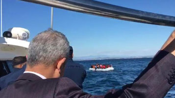 Kaymakam denizde denetim yaparken mülteci botuyla karşılaştı