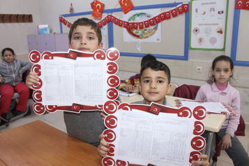 Suriyeli minikler vatanlarından uzakta karne sevinci yaşadılar