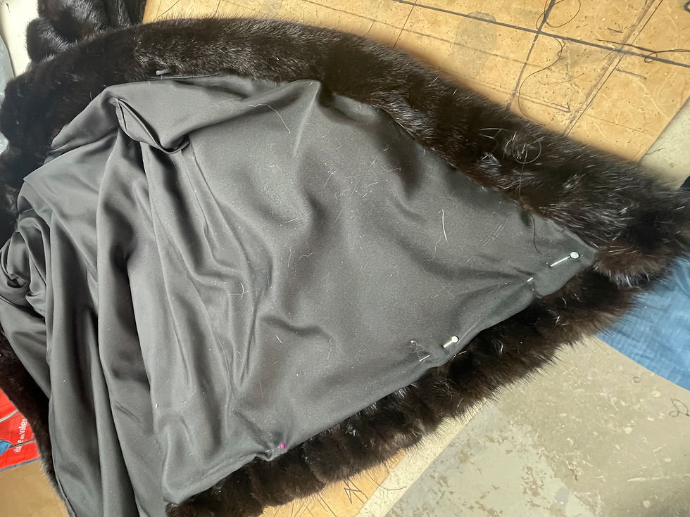Vue rapprochée d'un manteau recyclé en atelier de couture à Montréal