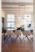 Interieurontwerp met rustige materialen en natuurlijke lichtinval ontworpen door Studio Nyves