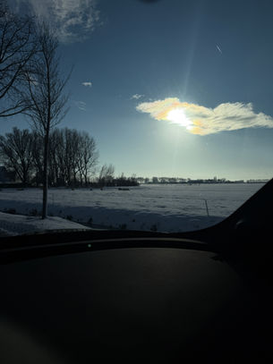 Zacht vlamlicht, een zon met hartjes wolk, wat symbool staat voor persoonlijke verandering en groei