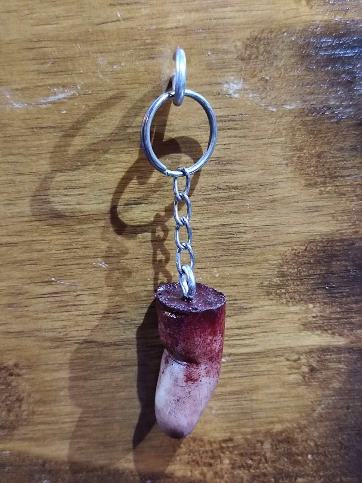 Llavero dedo mutilado realismo risas de payaso producciones