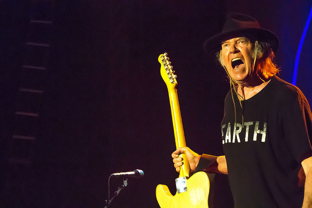 Neil Young: "os críticos vão cagar nesse álbum, pois é propositalmente vulnerável e inacabado"