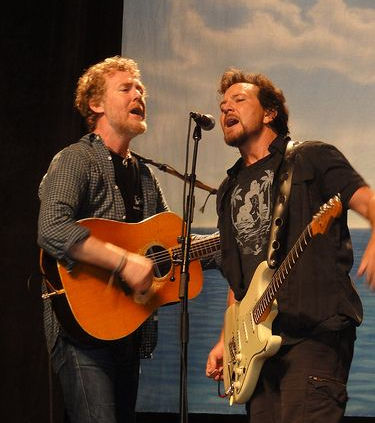 Glen Hansard: mundo da música presta homenagem ao falecimento do cantor