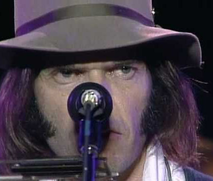 Neil Young: o álbum que as primeiras prensagens saíram com defeito e ele meteu bala a rifle nos discos
