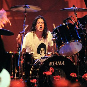 Nirvana: "eu tinha medo até de sentar na bateria e tocar o riff de abertura da canção ‘Smells Like Teen Spirit’", disse Dave Grohl após o fim da banda