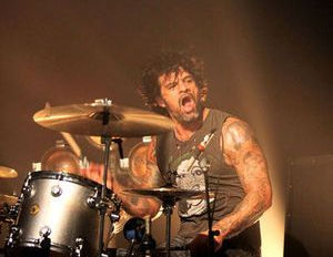 Queens of The Stone Age: "o disco 'Era Vulgaris' foi uma chance para mostrar às pessoas o que o baterista Joey Castillo era capaz de fazer"