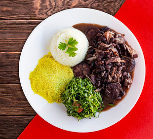 feijoada-brasileira-com-uma-mesa-de-madeira_66339-117.jpg