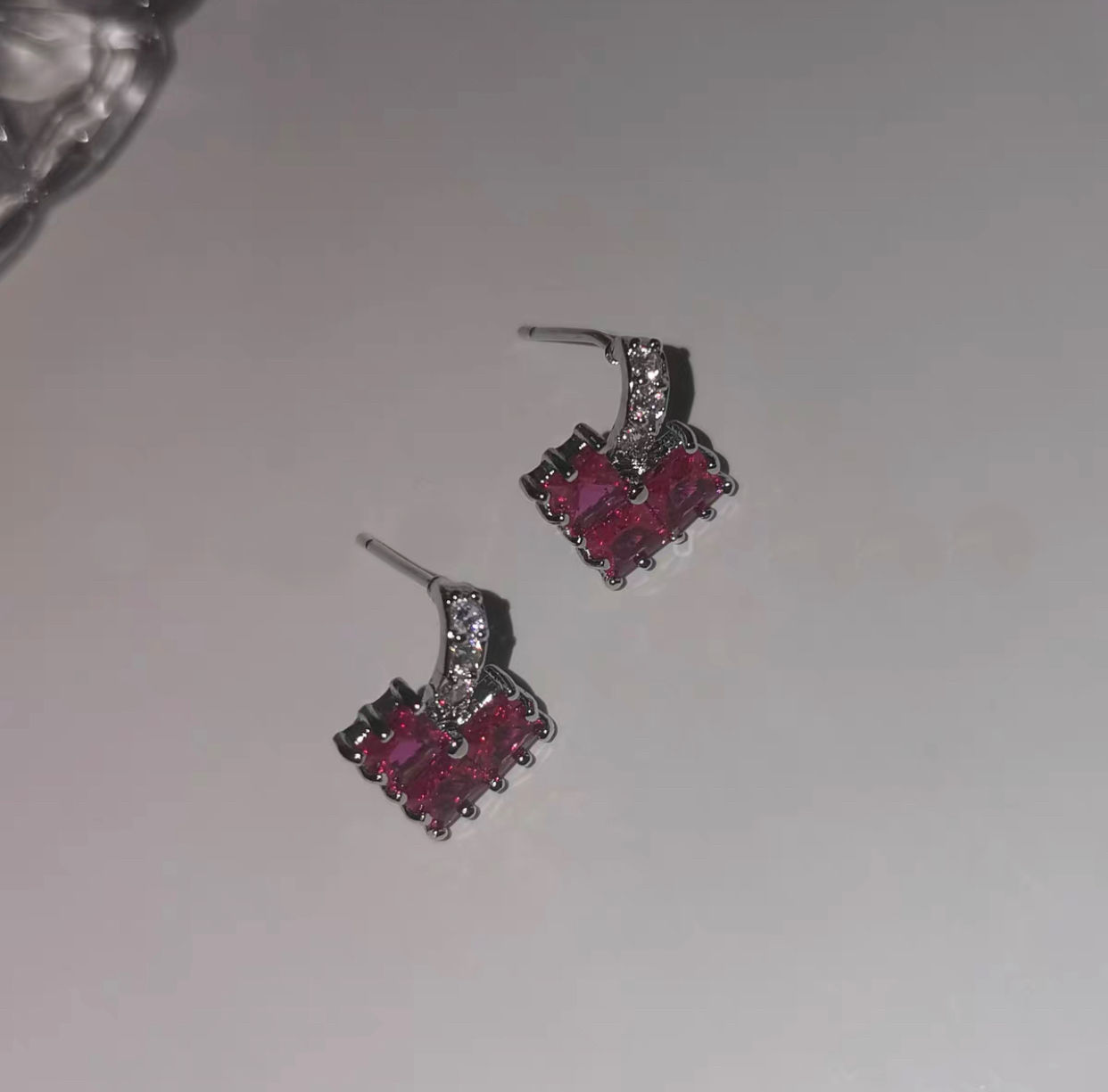 STUD STYLE EARRING WITH MAGENTA HEART IN METAL