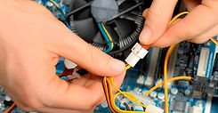 tecnico-arreglando-un-ordenador.jpg