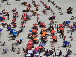 Operação Verão em Niterói reforça fiscalização com drones na Praia de Piratininga