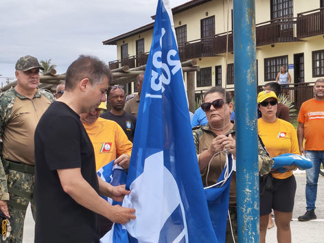 Prefeito garante ordenamento das praias durante hasteamento da Bandeira Azul no Peró