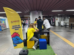 Estações do MetrôRio tem pontos de troca de figurinhas da Copa do Mundo