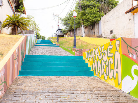 Escadaria em Maricá é transformada em galeria de arte a céu aberto