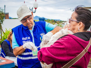 Campanha Antirrábica em Maricá imuniza 11 mil pets no Centro e Ponta Negra; segue agora para Inoã e Itaipuaçu