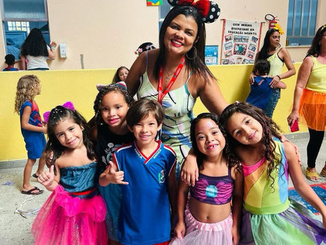 Carnaval 2025: 1ª dama de Maricá leva estudantes para desfiles na Marquês de Sapucaí