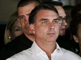 Flávio Bolsonaro tem prazo até hoje para entregar os passaportes na PF