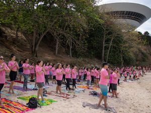 Yoga na Praia abre a 10ª edição do Outubro Rosa da Oncomed e da Pró-Onco Mulher
