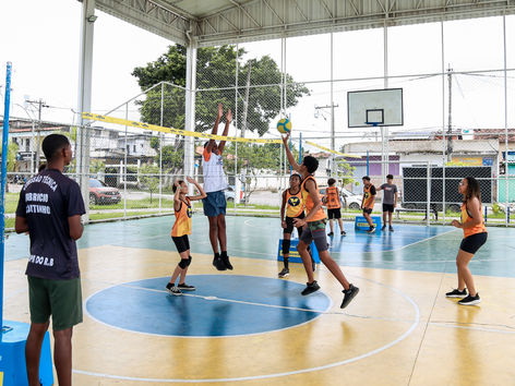 Projeto Viva Vôlei incentiva prática esportiva entre crianças e adolescentes em Itaboraí