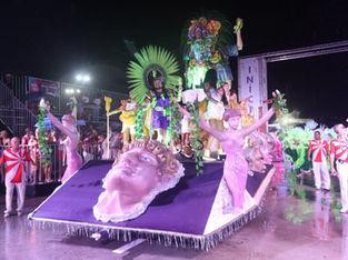 Carnaval de Niterói brilha na estreia da nova passarela mesmo sob chuva