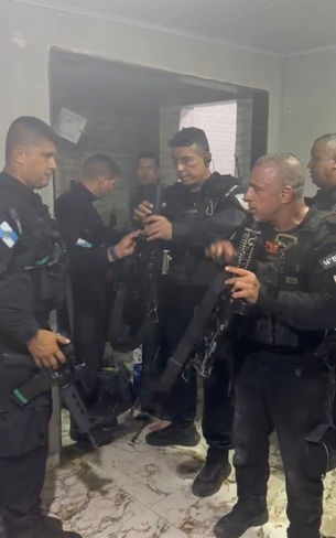 PM encontra bunker com fuzis e metralhadora antiaérea no Rio