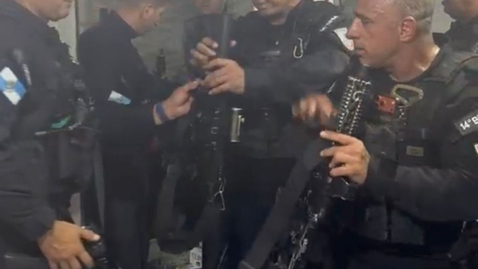 PM encontra bunker com fuzis e metralhadora antiaérea no Rio