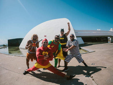 Bloco do Vou Zuar, “Caindo na Zueira” agita a ressaca de Carnaval em Niterói