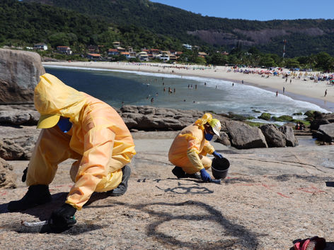 Companhia de Limpeza de Niterói remove pichações dos porcalhões em Piratininga