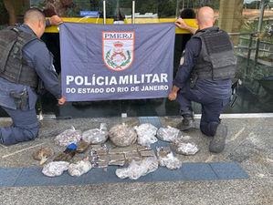 Cães farejadores encontram drogas em conjunto habitacional de Tanguá