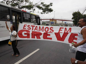 Rodoviários do Rio seguem com a greve; metrô, trens e barcas operam normalmente